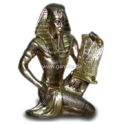 Skulptur Pharao mit Papyrosrolle