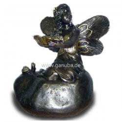 Deko - Figur Fee sitzt mit Blüte und Frosch auf Stein
