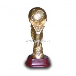 Skulptur Pokal Frau hebt Fußball in die Lüfte