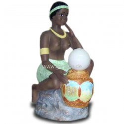 Deko - Figur Afrikanische Frau sitzt mit Lampe auf Stein