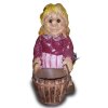 Deko - Figur Frau steht hinter Holzeimer - Blumentopf